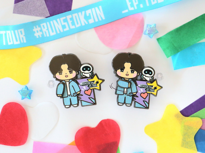 [PRE-ORDER] "Dallyeora, Seokjin!" #RunSeokjin_EP.Tour Memorabilia Swivel Pin | Est. Ship Date: late November 2025