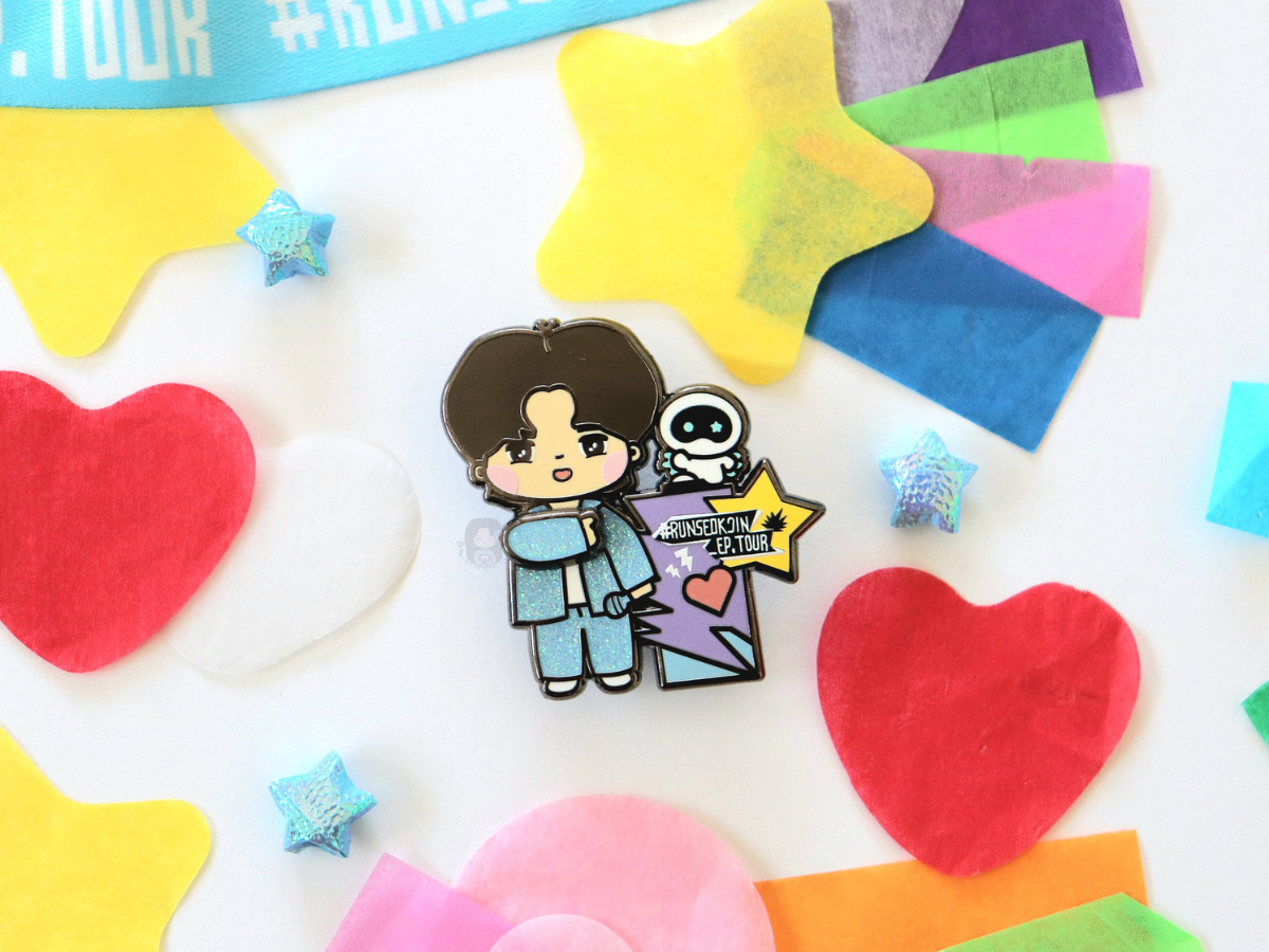 [PRE-ORDER] "Dallyeora, Seokjin!" #RunSeokjin_EP.Tour Memorabilia Swivel Pin | Est. Ship Date: late November 2025