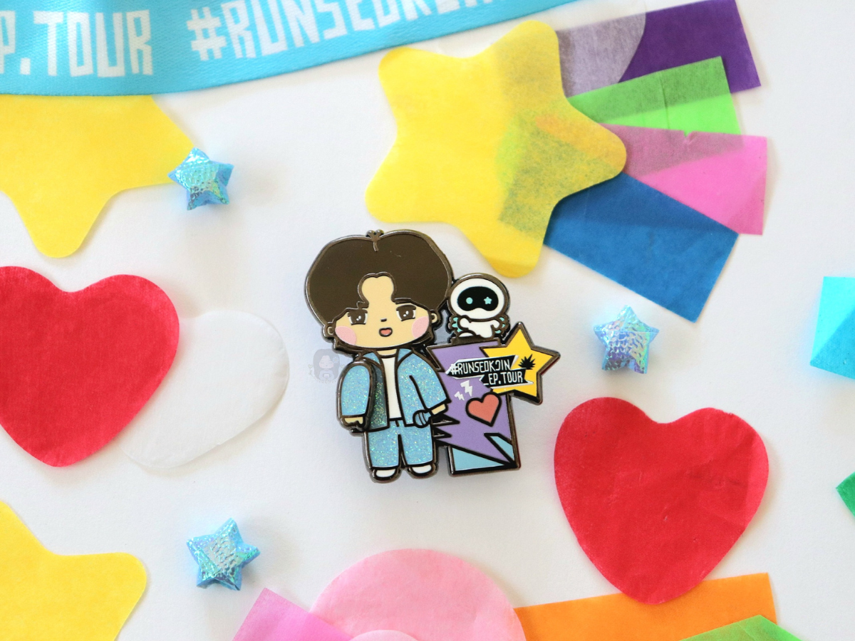 [PRE-ORDER] "Dallyeora, Seokjin!" #RunSeokjin_EP.Tour Memorabilia Swivel Pin | Est. Ship Date: late November 2025