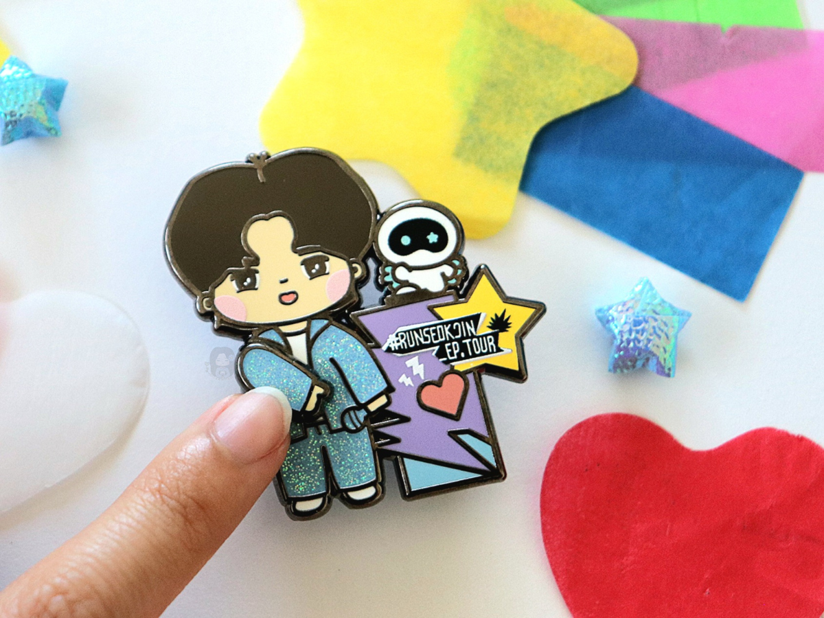[PRE-ORDER] "Dallyeora, Seokjin!" #RunSeokjin_EP.Tour Memorabilia Swivel Pin | Est. Ship Date: late November 2025