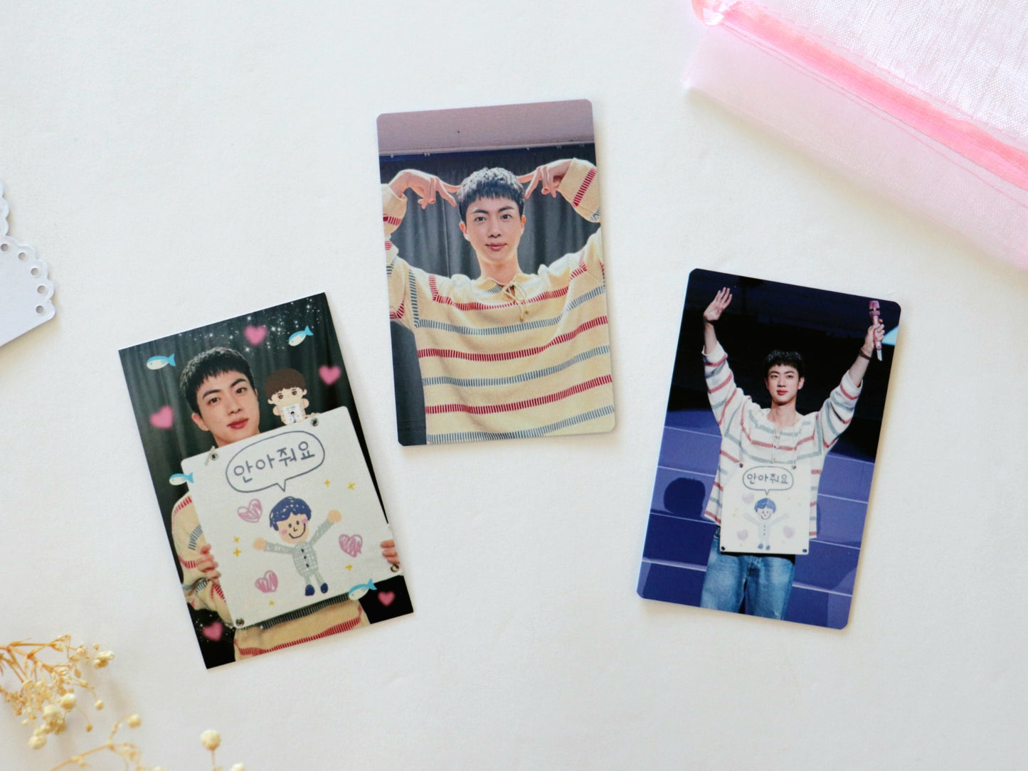 Hug Me Jinnie Photo and Photocard Set