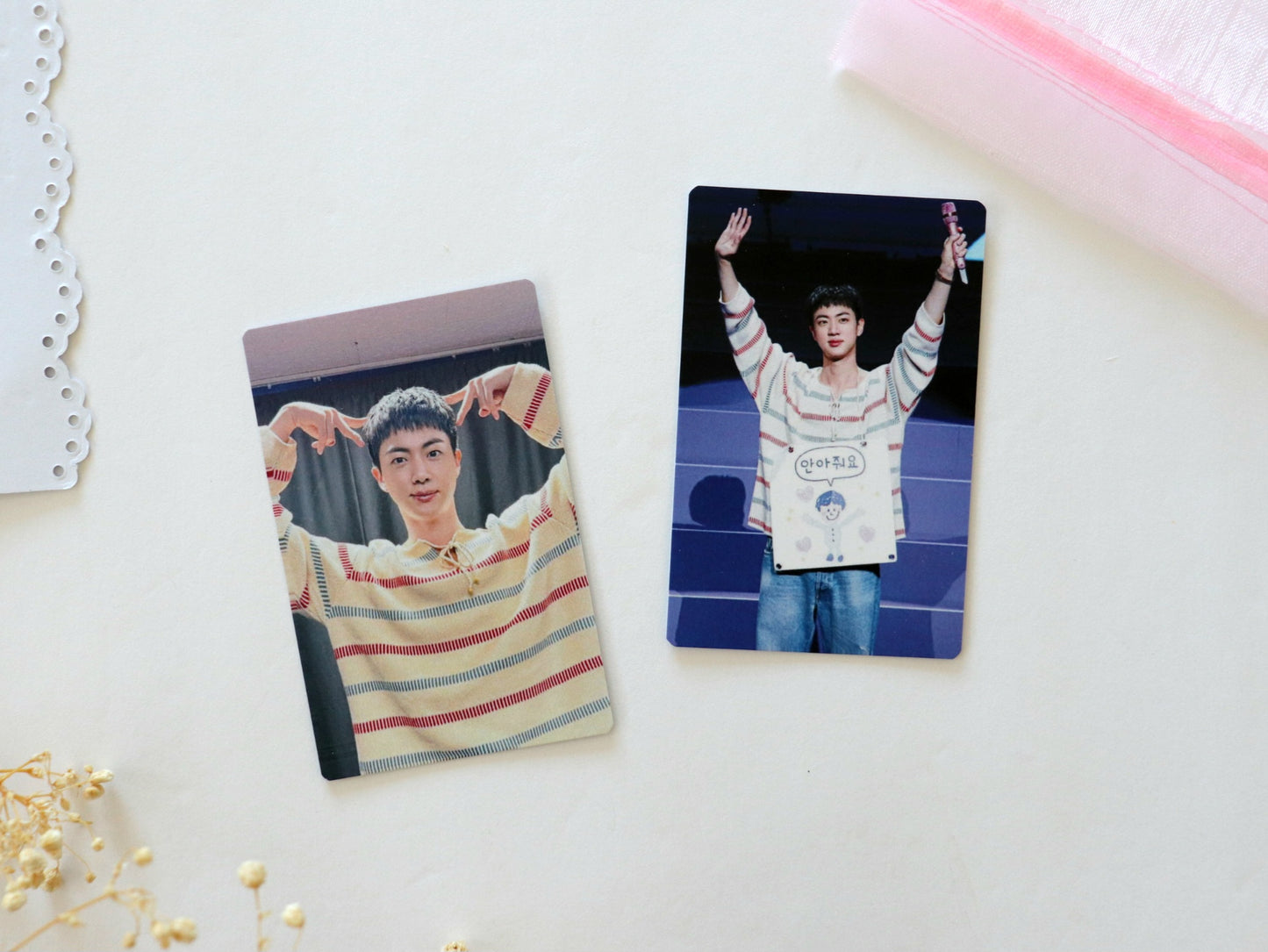 Hug Me Jinnie Photo and Photocard Set